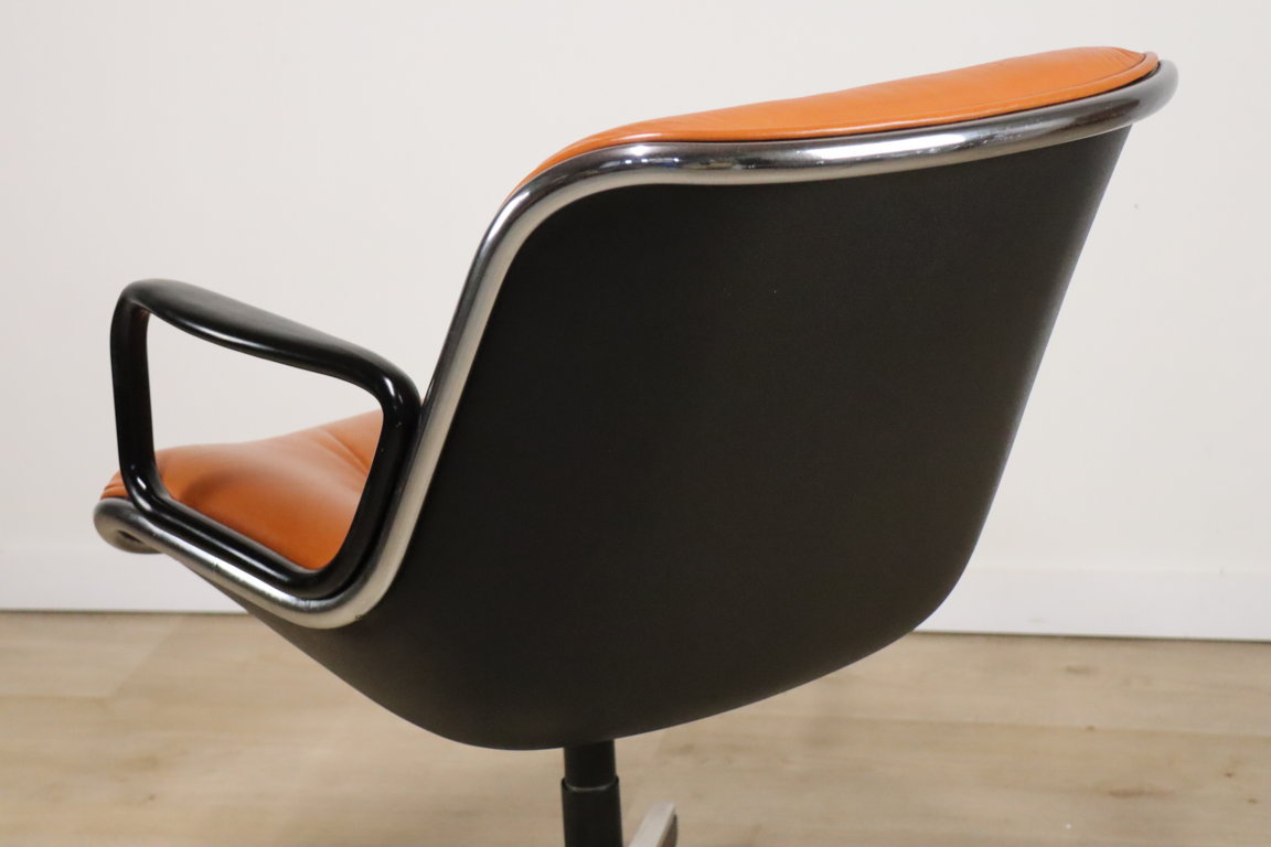 Fauteuil de bureau Charles Pollock édition Knoll en cuir, 1970