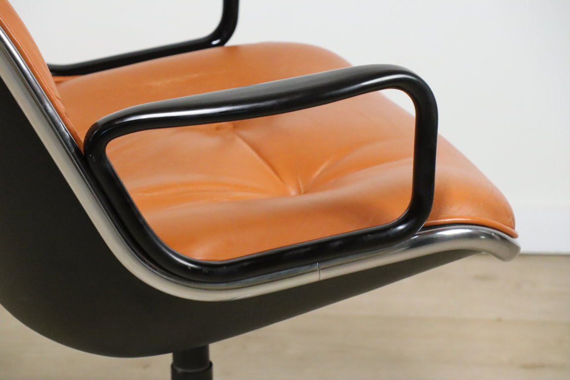 Fauteuil de bureau Charles Pollock édition Knoll en cuir, 1970