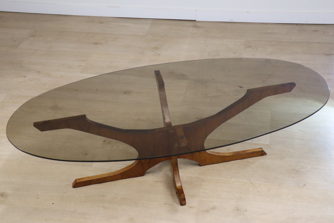 Table basse vintage Hugues Poignant en teck et verre fumé, 1960